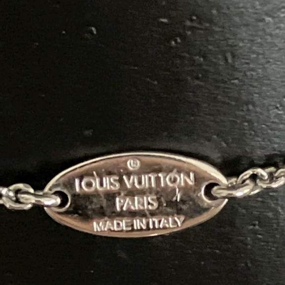 Auth Louis Vuitton "V" Necklace - Picture 5 of 6